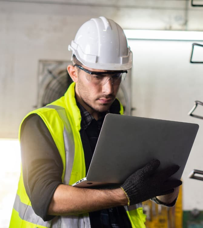 Ingeniero revisando equipo HEXRA